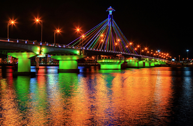 Chiếu sáng nghệ thuật đổi màu trên cầu sông hàn