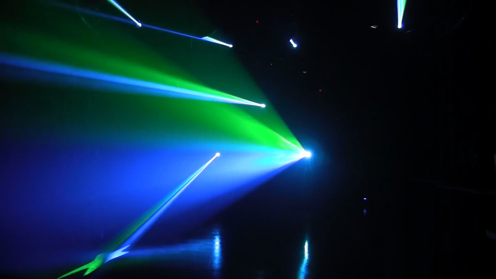 Hiệu ứng laser của đèn xạ thủ sniper trên sân khấu