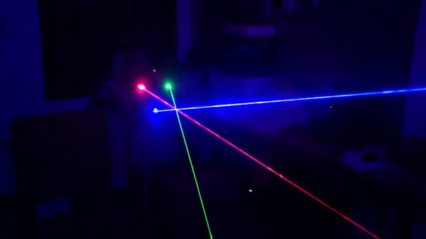 Tia sáng đan xen của Đèn laser trung tâm 3 cửa 3 màu RGB