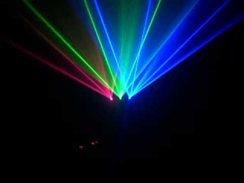 Đèn laser 3 cửa 3 màu RGB nổi trội với 3 cửa tích hợp 3 màu sắc trong cùng 1 đèn chiếu: đỏ,xanh lá, xanh dương. là thiết bị ánh sáng có thể dùng trong sân khấu, trình diễn, các quán bar, nhà hàng,... Có các chế độ quét đảo, quét cặp 2 cửa, quét độc lập.