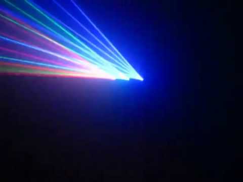 Đèn laser 3 cửa 3 màu RGB nổi trội với 3 cửa tích hợp 3 màu sắc trong cùng 1 đèn chiếu: đỏ,xanh lá, xanh dương. là thiết bị ánh sáng có thể dùng trong sân khấu, trình diễn, các quán bar, nhà hàng,... Có các chế độ quét đảo, quét cặp 2 cửa, quét độc lập.